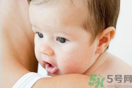 寶寶睡覺(jué)出汗多是怎么回事？寶寶睡覺(jué)出汗多怎么辦？