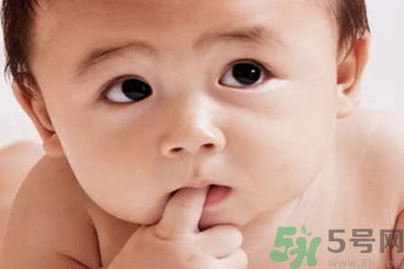 寶寶睡覺(jué)出汗多是怎么回事？寶寶睡覺(jué)出汗多怎么辦？