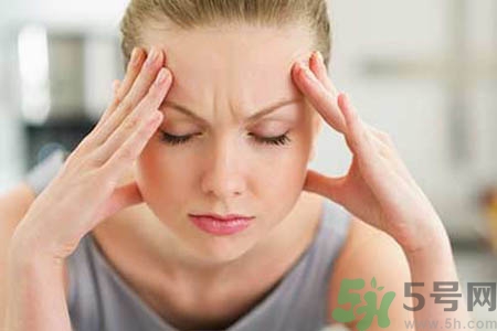 偏頭痛的原因是什么？女性偏頭痛的癥狀有哪些？