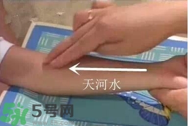 積食發(fā)燒怎么推拿？積食發(fā)燒推拿手法圖解