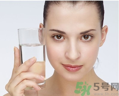 秋季補(bǔ)水效果好的護(hù)膚品有哪些？秋季補(bǔ)水的重要性