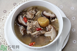 板栗燉排骨吃會上火嗎？排骨燉板栗的做法