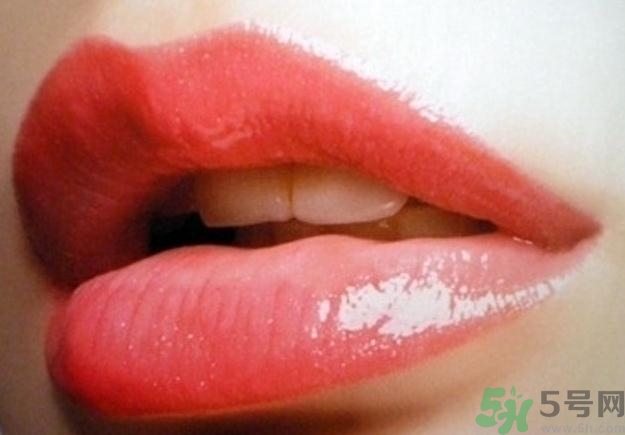 嘴唇發(fā)白是什么原因？嘴唇發(fā)白怎么調(diào)理女人