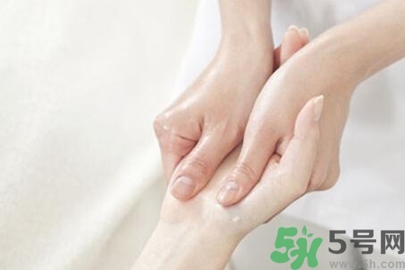 手干裂怎么回事？手干裂怎么治療？