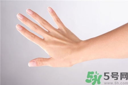 手干裂口子怎么回事？手干裂口子怎么辦？