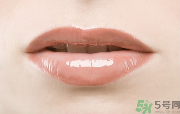 嘴唇發(fā)白是什么原因？嘴唇發(fā)白怎么調(diào)理女人