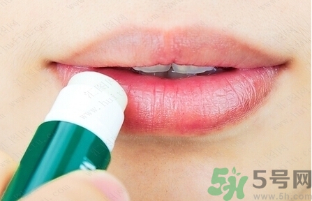 嘴唇發(fā)白是什么原因？嘴唇發(fā)白怎么調(diào)理女人