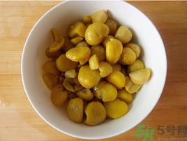熟板栗怎么去皮最快？煮熟板栗怎么去皮？