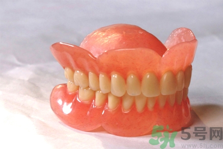 假牙會(huì)導(dǎo)致口腔疾病嗎？如何正確清潔假牙？