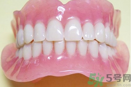 假牙會(huì)導(dǎo)致口腔疾病嗎？如何正確清潔假牙？