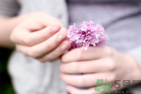 手部如何護理？秋季怎樣預防皮膚干燥？
