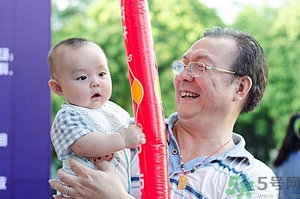 嬰兒怎么抱？嬰兒怎么抱著喂奶？