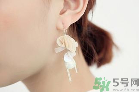 女生打幾個耳洞好看？什么年齡打耳洞最好？