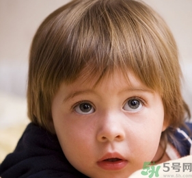 小孩皮膚黃是什么原因？小孩皮膚黃怎么辦？