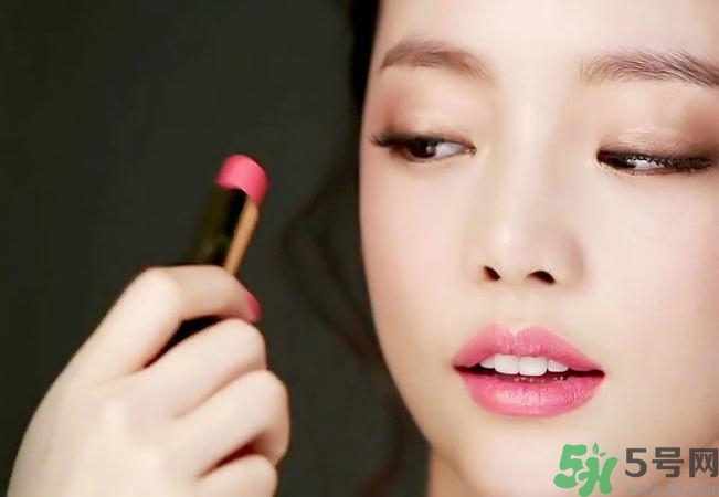 口紅怎么選適合自己的？口紅怎么涂好看？