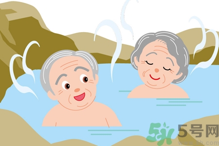 老人能泡溫泉嗎？老年人應(yīng)怎樣泡溫泉？