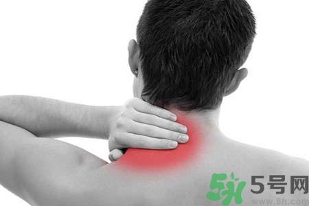 落枕能冰敷嗎？落枕應該冷敷還是熱敷？