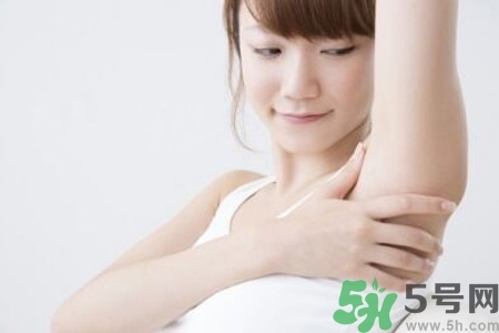 腋毛為什么會(huì)變色？腋毛上有白色附著物怎么回事？