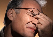 眼睛干澀是什么原因？眼睛干澀用什么眼藥水？