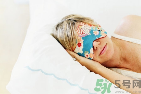 睡前喝酒有助于睡眠嗎？睡前喝酒對(duì)身體有哪些危害？