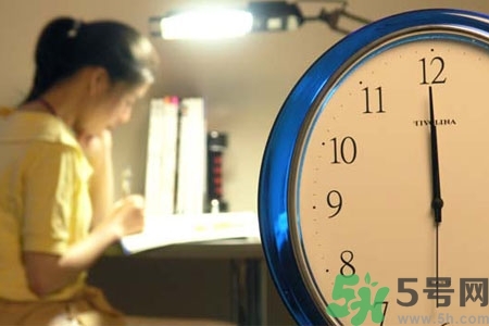 熬夜對青少年有什么影響？熬夜對青少年的危害是什么？