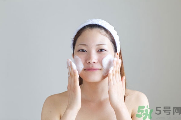 皮膚太干燥怎么辦？皮膚太干燥補(bǔ)水最好的方法如下