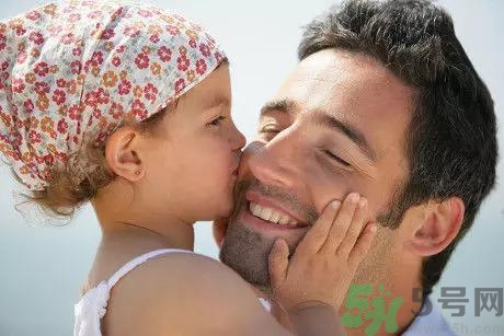 爸爸帶孩子的好處是？爸爸帶孩子和媽媽帶孩子的區(qū)別