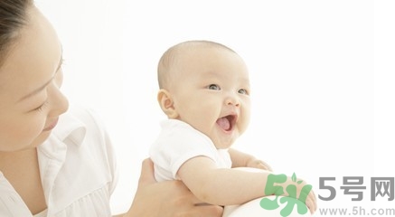給寶寶斷奶寶寶哭的厲害怎么辦？給寶寶斷奶的正確方法