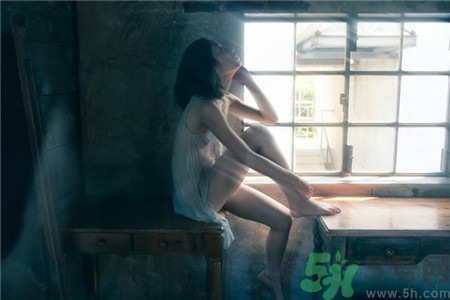處女第一次緊張?jiān)趺崔k？處女第一次都會(huì)出血嗎？