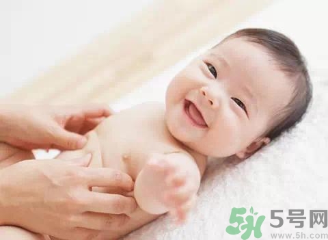 新生兒肚臍眼出血怎么辦？新生兒肚臍脫落會(huì)疼嗎？