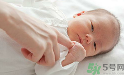 新生兒濕疹可以用爐甘石洗劑嗎？新生兒濕疹的護(hù)理措施