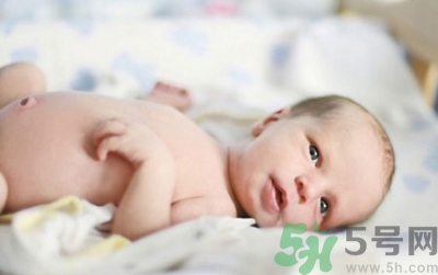 新生兒肚臍可以碰水嗎？新生兒肚臍沒脫落能洗澡嗎？