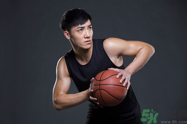 打籃球崴腳了怎么快速恢復(fù)？打籃球腳崴了腫了怎么辦？