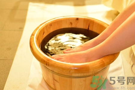 秋天泡腳加什么好？秋季泡腳有什么好處？
