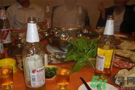 吃火鍋能喝啤酒嗎？吃火鍋喝啤酒對(duì)身體好嗎？