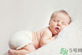 嬰兒秋天拉肚子怎么辦？秋天嬰兒拉肚子怎么辦？
