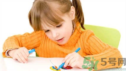 孩子左撇子怎么辦？孩子左撇子需要糾正嗎？
