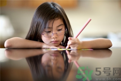 孩子左撇子怎么辦？孩子左撇子需要糾正嗎？