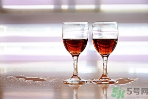 紅酒有沉淀物還能喝嗎,紅酒的沉淀物有影響嗎？