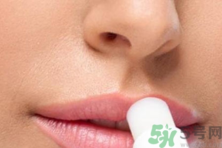嘴巴起皮是怎么回事？嘴巴干裂起皮很疼怎么辦？