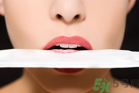 嘴巴起皮是上火了嗎？嘴巴干裂起皮是什么原因？