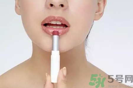 秋天嘴巴起皮吃什么水果好?嘴巴起皮吃什么食物好? 秋天嘴巴起皮吃什么水果好?嘴巴起皮吃什么食物好?