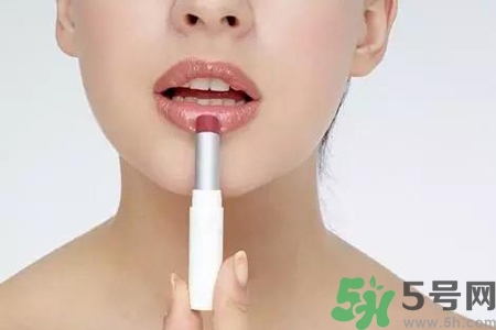 嘴巴起皮吃什么蔬菜好？嘴巴起皮吃什么好的快？