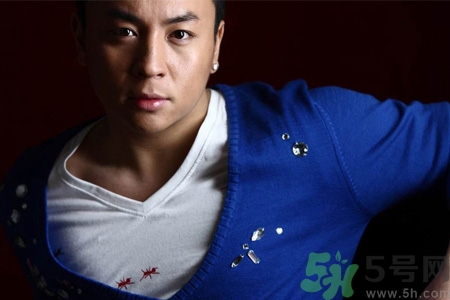 男生耳洞打哪邊比較好？男生耳洞打左邊還是右邊比較好看？