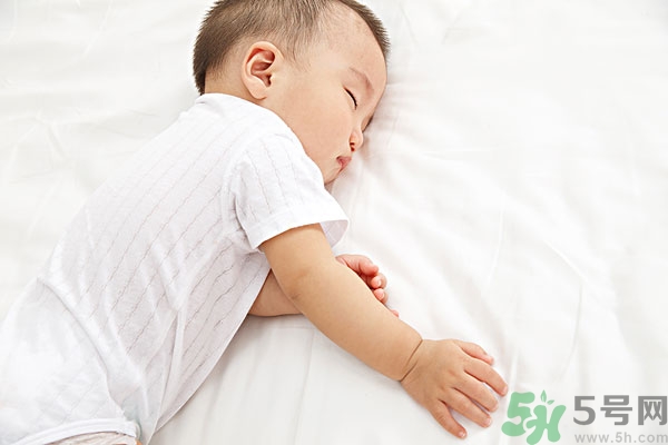 寶寶睡覺張著嘴是怎么回事？寶寶睡覺為什么張著嘴？