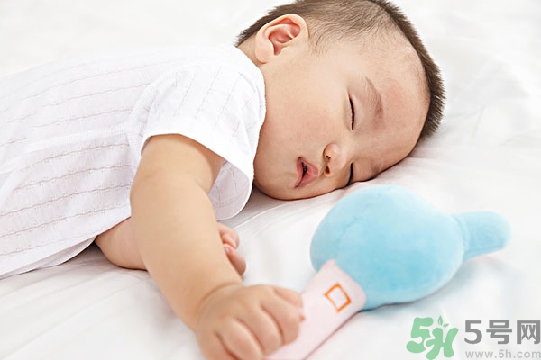 寶寶睡覺張著嘴是怎么回事？寶寶睡覺為什么張著嘴？
