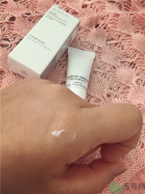 阿瑪尼黑鑰匙至臻奐顏精華乳怎么樣？阿瑪尼黑鑰匙精華乳好用嗎？