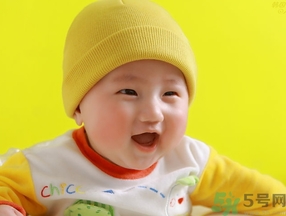 寶寶多大穿鞋子比較好？寶寶多大可以穿鞋？