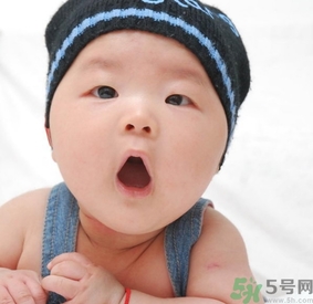 寶寶多大穿鞋子比較好？寶寶多大可以穿鞋？