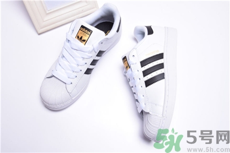 阿迪達斯貝殼頭有幾種?貝殼頭金標(biāo)和白標(biāo)區(qū)別
